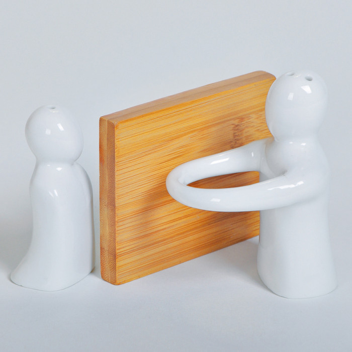 Солонка и перечница  "Объятия" в упаковке, 9х8х9,5см, фарфор, бамбук