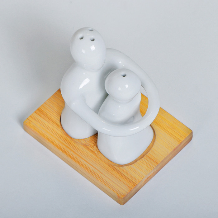 Солонка и перечница  "Объятия" в упаковке, 9х8х9,5см, фарфор, бамбук