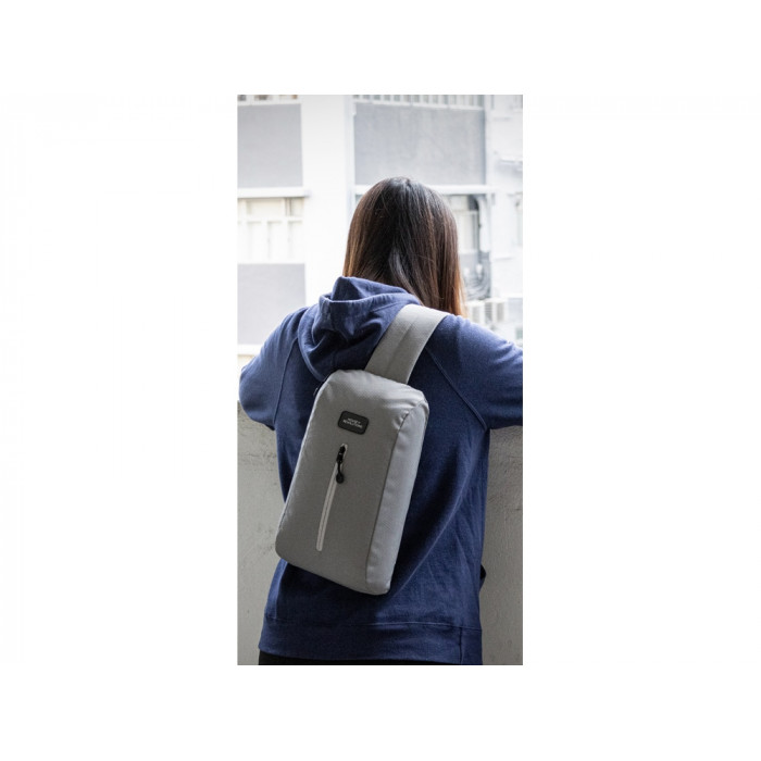 Сумка-слинг Nomad на одно плечо из водостойкого переработанного пластика, серый